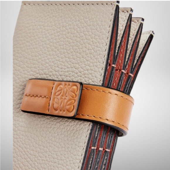 Auth Loewe Soft Grain Accordion Calfskin Wallet/Cardholder - Picture 2 of 11